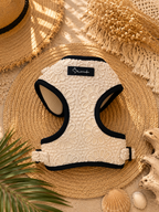 El arnés de crochet de nuestra colección de verano combina diseño exclusivo, comodidad y estilo en cada detalle. Ligero, resistente y confeccionado con materiales transpirables para el máximo confort, es perfecto para perros con personalidad que quieren destacar en cada paseo.
