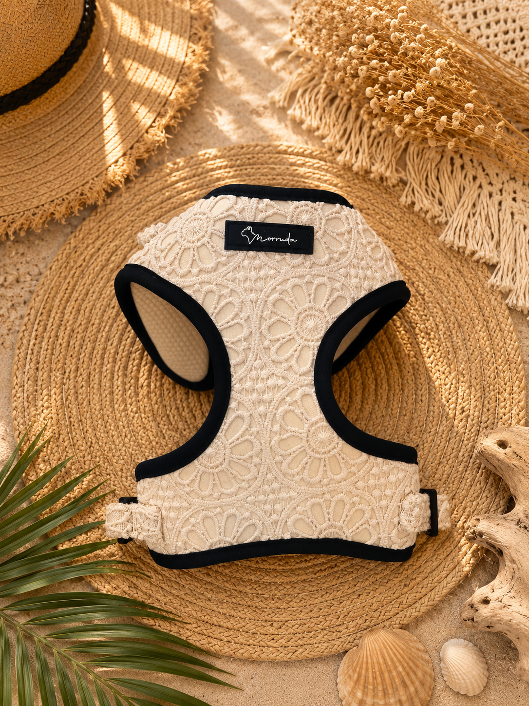 El arnés de crochet de nuestra colección de verano combina diseño exclusivo, comodidad y estilo en cada detalle. Ligero, resistente y confeccionado con materiales transpirables para el máximo confort, es perfecto para perros con personalidad que quieren destacar en cada paseo.