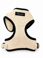 El arnés de crochet de nuestra colección de verano combina diseño exclusivo, comodidad y estilo en cada detalle. Ligero, resistente y confeccionado con materiales transpirables para el máximo confort, es perfecto para perros con personalidad que quieren destacar en cada paseo.
