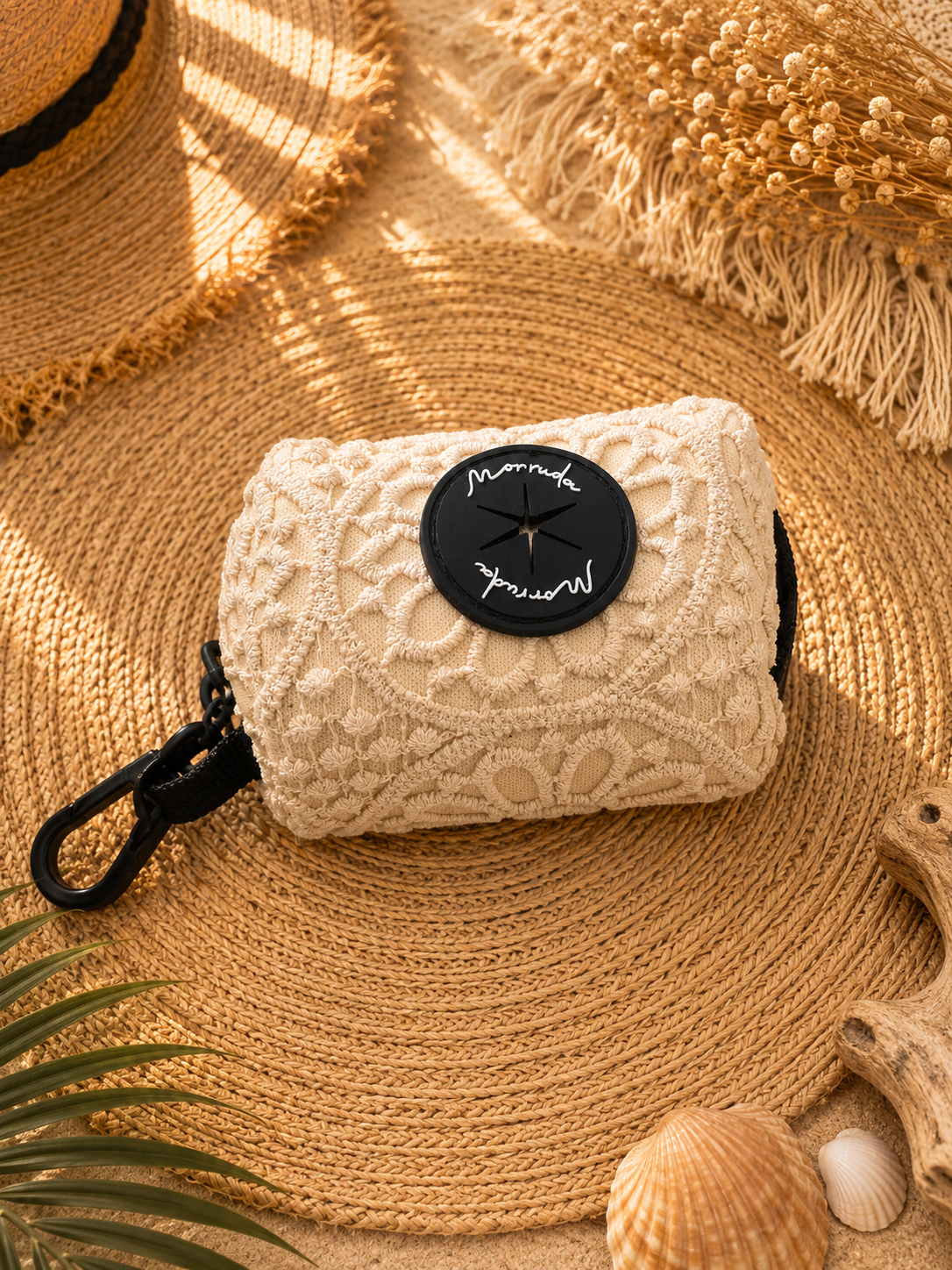 El portabolsas de crochet perfecto para acompañar vuestros paseos de verano. Un diseño exclusivo, ligero y cómodo que combina estilo y funcionalidad para llevar siempre las bolsas a mano con un toque único y diferente.