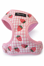 Descubre Strawberry, nuestra colección de verano para perros con fresas bordadas y estampado vichy rosa. Un diseño exclusivo, dulce y lleno de personalidad que combina comodidad, estilo y ese toque chic perfecto para los paseos de verano.